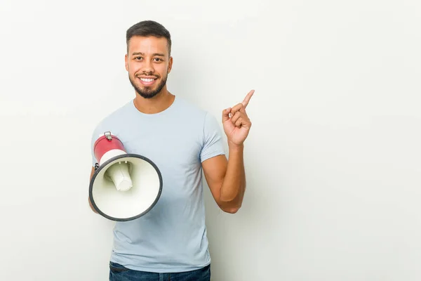 Junger Asiatischer Mann Mit Gemischter Rasse Hält Ein Megafon Und — Stockfoto