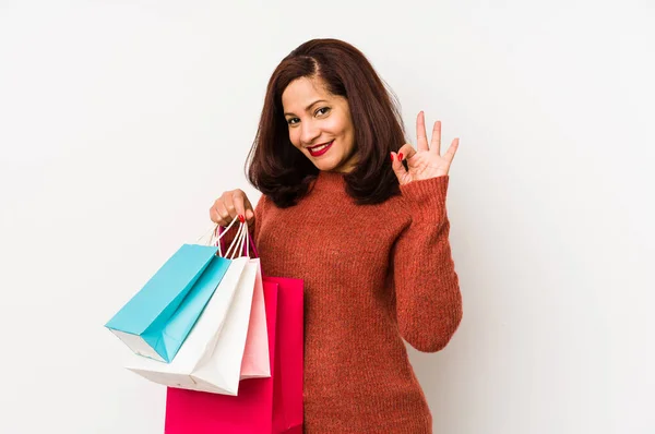 Medelålders Latinamerikansk Kvinna Som Håller Shoppingpåse Isolerad Glad Och Säker — Stockfoto