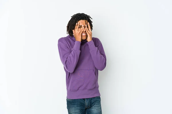Молодой Африканский Американец Раста Моргает Камеру Пальцами Смущенное Скрывающее Лицо — стоковое фото
