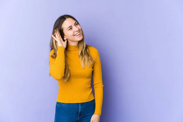 Jonge Kaukasische Vrouw Geïsoleerd Paarse Achtergrond Proberen Een Roddel Luisteren — Stockfoto