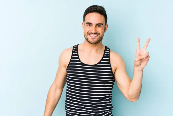 Jonge Blanke Man Geïsoleerd Blauwe Achtergrond Vrolijk Zorgeloos Tonen Een — Stockfoto