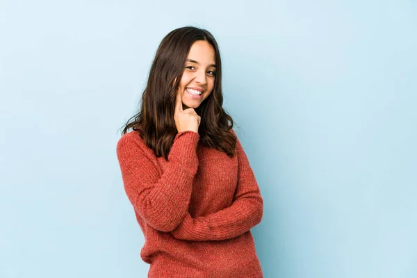 Joven Mujer Hispana Mestiza Aislada Sonriendo Feliz Confiada Tocando Barbilla — Foto de Stock