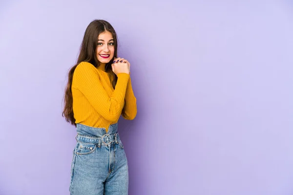 Giovane Donna Caucasica Isolata Sfondo Viola Spaventata Spaventata — Foto Stock