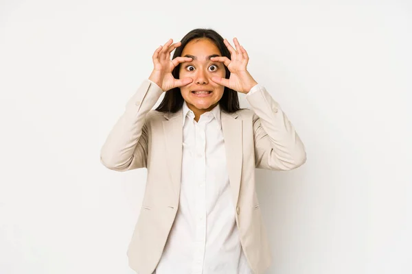 白い背景に隔離された若い女性は成功の機会を見つけるために目を開けて — ストック写真