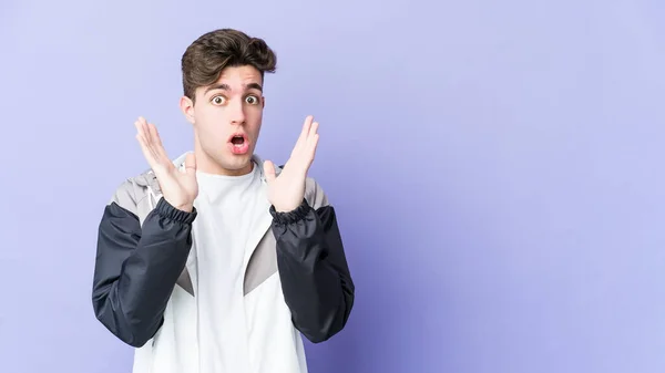 Young Caucasian Man Isolated Purple Background Surprised Shocked — Stock Photo, Image