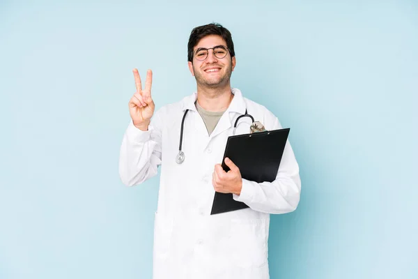 Mladý Lékař Muž Izolované Modrém Pozadí Ukazující Číslo Dvě Prsty — Stock fotografie