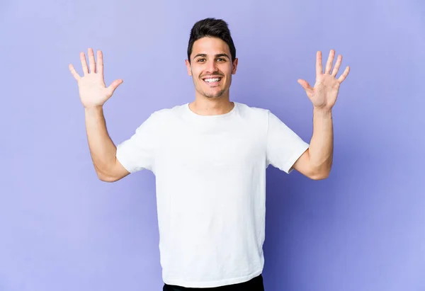 Joven Hombre Caucásico Aislado Sobre Fondo Púrpura Recibiendo Una Agradable — Foto de Stock