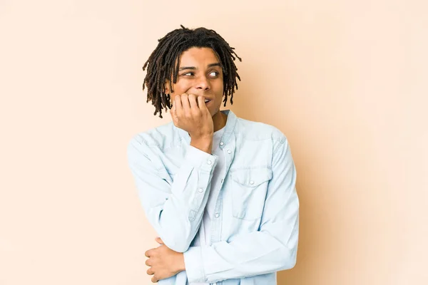 Joven Afroamericano Rasta Hombre Mordiendo Las Uñas Nervioso Muy Ansioso — Foto de Stock