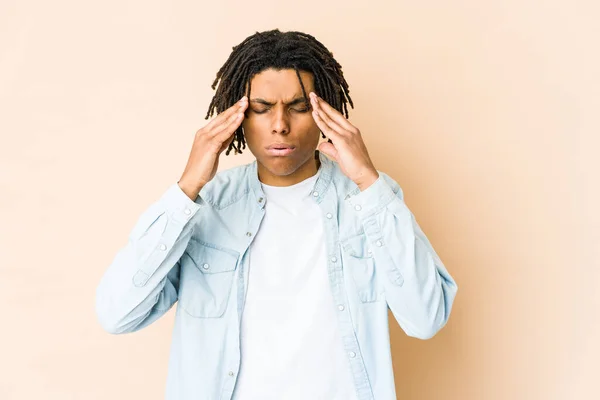 Junger Afrikanisch Amerikanischer Rastamann Berührt Schläfen Und Hat Kopfschmerzen — Stockfoto