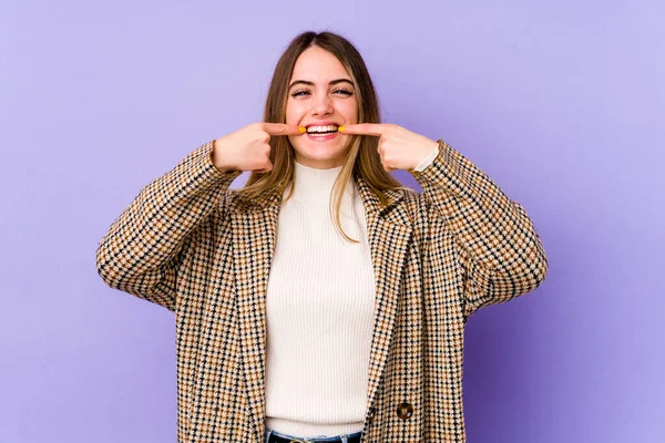 Mujer Joven Caucásica Aislada Sobre Fondo Púrpura Sonrisas Señalando Con —  Fotos de Stock