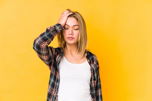 Joven Rubia Caucásica Aislada Sobre Fondo Amarillo Cansada Muy Somnolienta — Foto de Stock