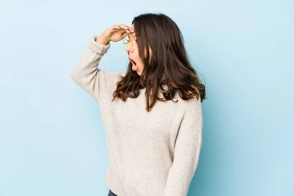 Mujer Hispana Joven Raza Mixta Aislada Mirando Lejos Manteniendo Mano —  Fotos de Stock