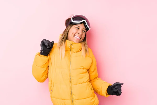 Mulher Branca Jovem Vestindo Uma Roupa Esqui Fundo Rosa Dançando — Fotografia de Stock