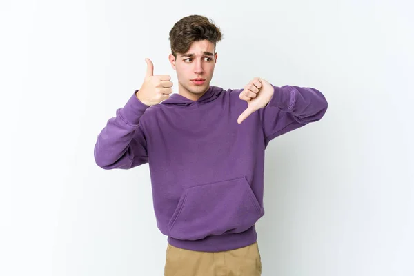 Joven Hombre Caucásico Aislado Sobre Fondo Blanco Mostrando Pulgares Hacia —  Fotos de Stock