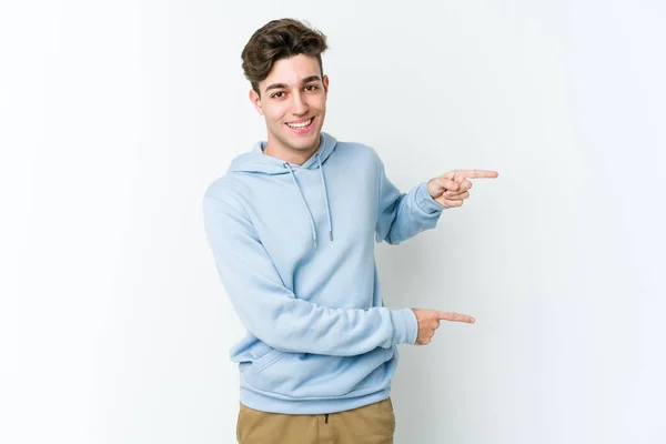 Νεαρός Καυκάσιος Άνδρας Απομονωμένος Λευκό Φόντο Ενθουσιασμένος Δείχνοντας Μπροστινά Δάχτυλα — Φωτογραφία Αρχείου