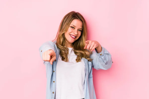 Jeune Femme Caucasienne Isolée Sur Fond Rose Sourire Joyeux Pointant — Photo