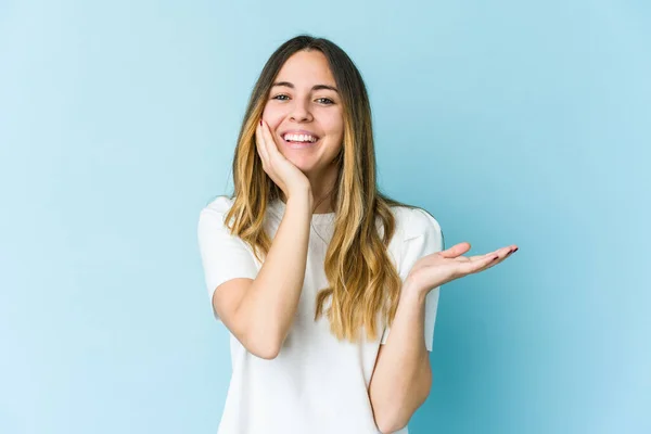 Donna Caucasica Giovane Isolata Sfondo Azzurro Tiene Spazio Copia Una — Foto Stock