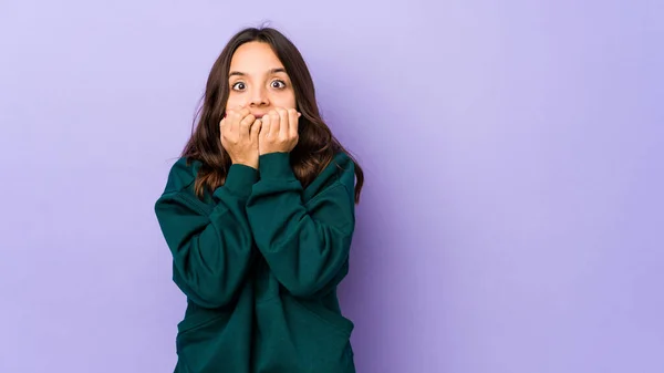 Mujer Hispana Joven Mestiza Aislada Mordiendo Uñas Nerviosa Muy Ansiosa —  Fotos de Stock