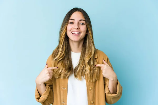 Jonge Blanke Vrouw Geïsoleerd Blauwe Achtergrond Verrast Wijzen Met Vinger — Stockfoto