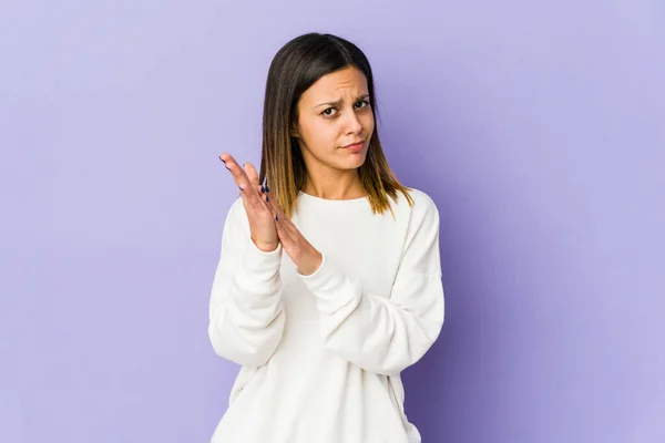 Junge Frau Isoliert Auf Violettem Hintergrund Fühlt Sich Energisch Und — Stockfoto