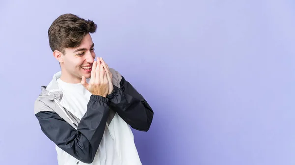 Jovem Caucasiano Isolado Fundo Roxo Rindo Algo Cobrindo Boca Com — Fotografia de Stock