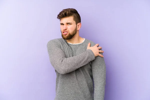 肩の痛みを持つ紫の背景に隔離された若い白人男性 — ストック写真