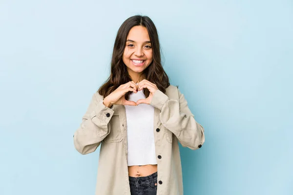 Jong Gemengd Ras Hispanic Vrouw Geïsoleerd Glimlachen Tonen Een Hart — Stockfoto