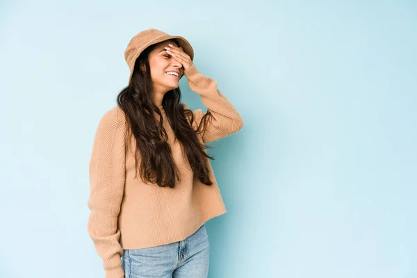 Giovane Donna Indiana Che Indossa Cappello Isolato Sfondo Blu Ride — Foto Stock