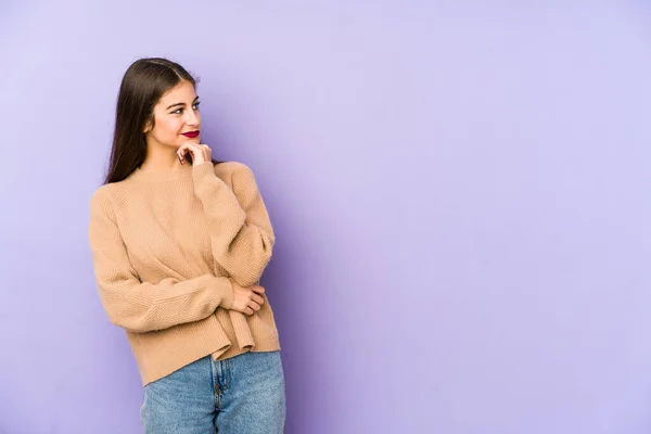 Mulher Caucasiana Jovem Isolado Fundo Roxo Olhando Para Lados Com — Fotografia de Stock