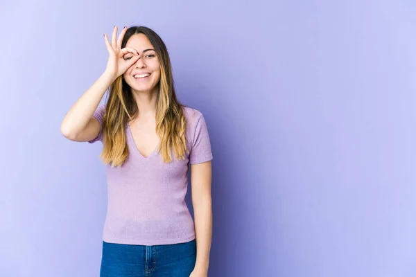 Jonge Kaukasische Vrouw Geïsoleerd Paarse Achtergrond Opgewonden Houden Gebaar Oog — Stockfoto