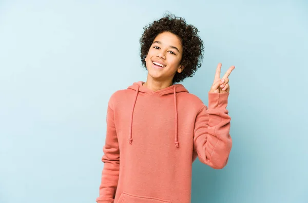 아프리카계 미국인 소년은 손가락으로 평화의 상징을 즐겁고 태연하게 고립되었다 — 스톡 사진