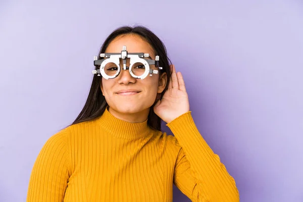 Youn Mulher Indiana Com Óculos Optometria Tentando Ouvir Uma Fofoca — Fotografia de Stock