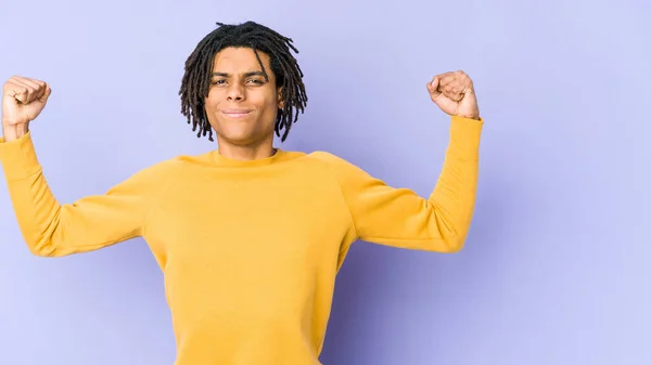 Jovem Negro Vestindo Penteado Rasta Mostrando Gesto Força Com Braços — Fotografia de Stock