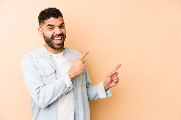 Hombre Árabe Joven Mestizo Aislado Señalando Con Los Dedos Índice — Foto de Stock