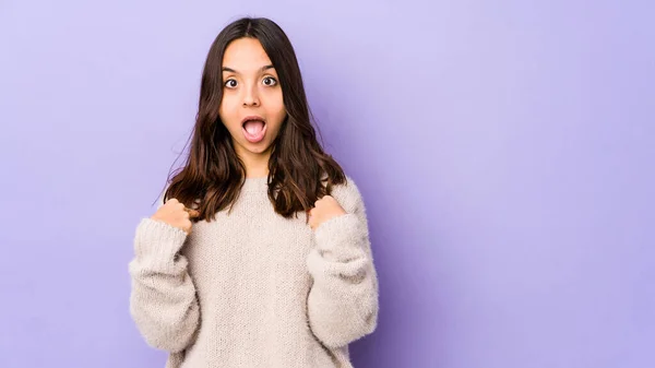 Mujer Hispana Joven Mestiza Aislada Sorprendida Señalando Con Dedo Sonriendo — Foto de Stock