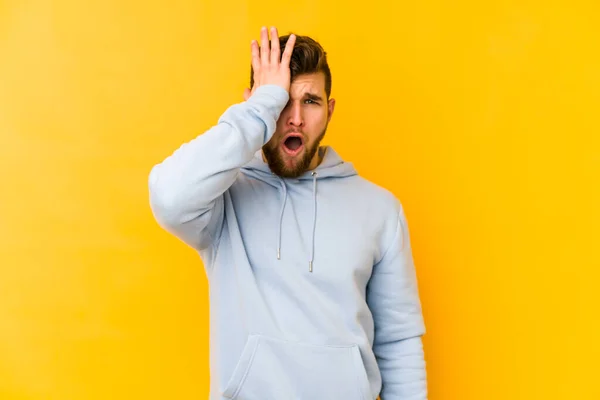 Young Caucasian Man Isolated Yellow Background Forgetting Something Slapping Forehead — Stock Photo, Image