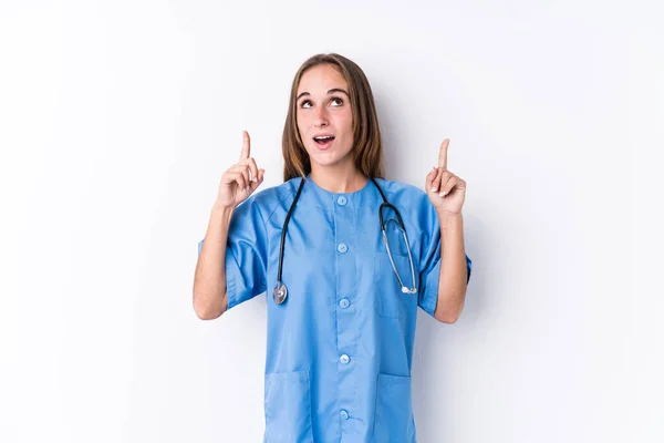 Молодая Медсестра Женщина Изолированы Указывая Вверх Ногами Открытым Ртом — стоковое фото