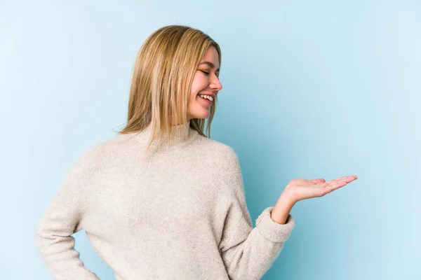 Jonge Blonde Blanke Vrouw Geïsoleerd Tonen Een Kopieerruimte Een Palm — Stockfoto