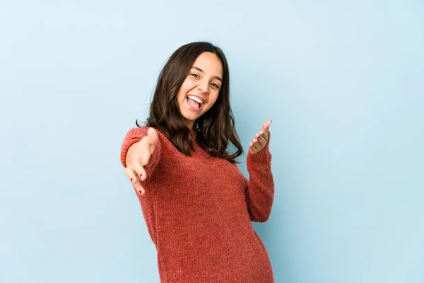 Joven Mujer Hispana Raza Mixta Aislada Siente Segura Dando Abrazo — Foto de Stock