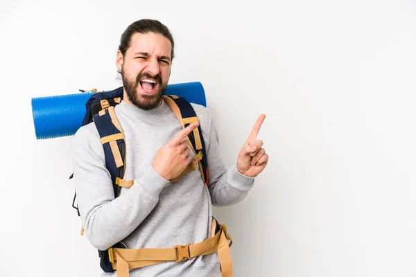 Ung Backpacker Man Isolerad Vit Bakgrund Pekar Med Pekfingrar Till — Stockfoto