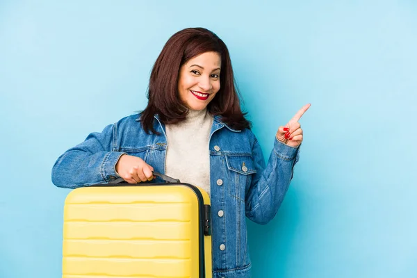 Mujer Viajera Latina Mediana Edad Sosteniendo Una Maleta Aislada Sonriendo — Foto de Stock