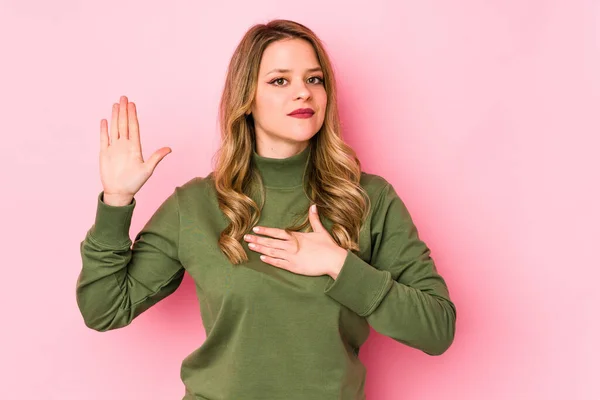 Mulher Caucasiana Jovem Isolado Fundo Rosa Fazendo Juramento Colocando Mão — Fotografia de Stock