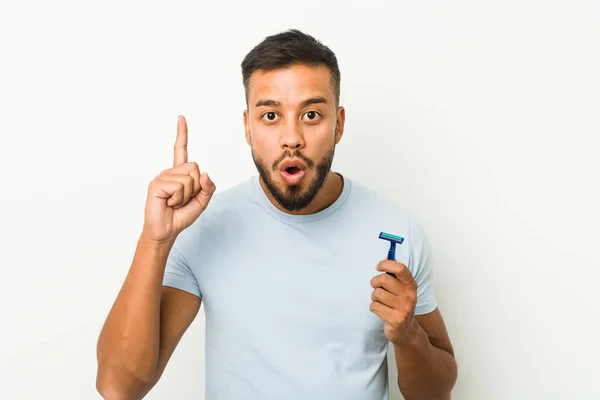 Joven Hombre Sudasiático Sosteniendo Una Hoja Afeitar Teniendo Una Idea — Foto de Stock