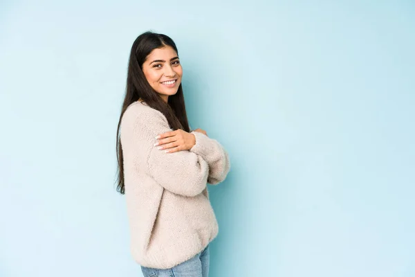 Mujer India Joven Aislada Sobre Fondo Azul Riendo Divirtiéndose — Foto de Stock