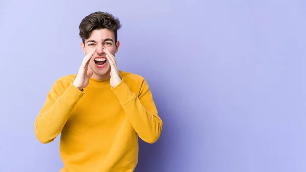 Mladý Běloch Izolovaný Purpurovém Pozadí Křičí Vzrušený Dopředu — Stock fotografie