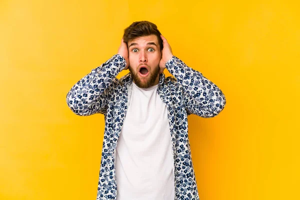 Joven Hombre Caucásico Aislado Sobre Fondo Amarillo Siendo Sorprendido Ella —  Fotos de Stock