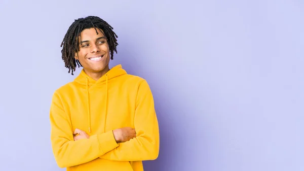 Joven Afroamericano Rasta Hombre Sonriendo Confiado Con Los Brazos Cruzados —  Fotos de Stock