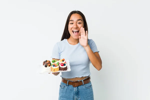 Jovem Mestiço Indiano Segurando Doce Bolos Gritando Animado Para Frente — Fotografia de Stock