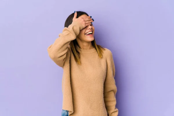 Mujer Joven Aislada Sobre Fondo Púrpura Cubre Los Ojos Con — Foto de Stock