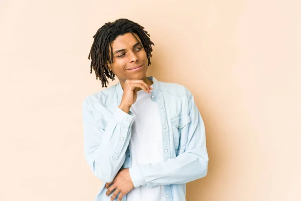 Jovem Homem Rasta Afro Americano Olhando Para Lado Com Expressão — Fotografia de Stock